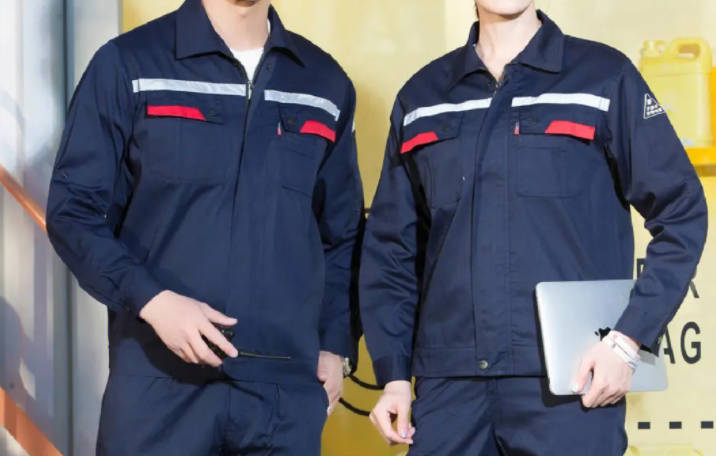 防靜電工作服定制的特點(diǎn)及穿戴注意事項(xiàng)，防靜電工作服廠家該如何選擇？